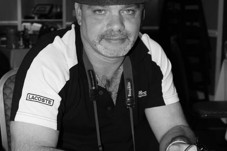 Un homme utilise un outil pour déverrouiller une serrure de fenêtre.